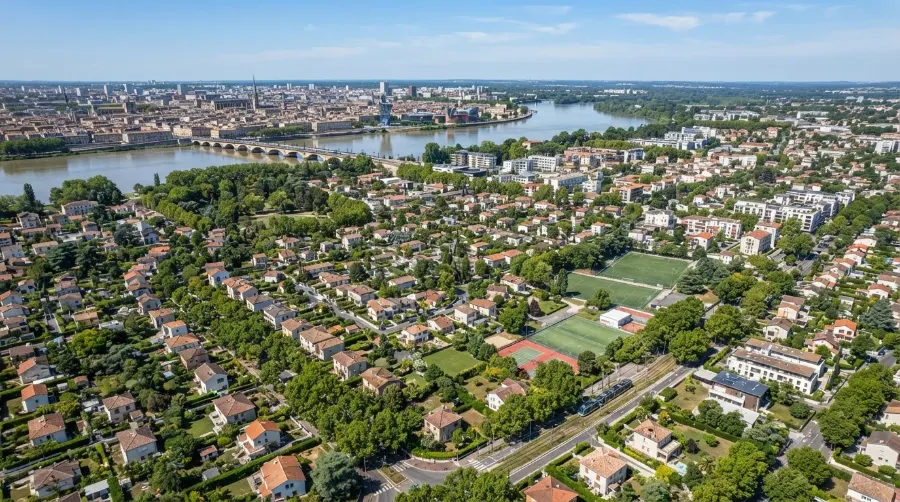 Vue aérienne d'une commune de la rive droite, zone d'intervention SEO autour de Carbon-Blanc